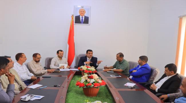 الأستاذ نصر الأحمدي يترأس اجتماعًا لقيادات مكاتب الشباب والرياضة بالمح ...