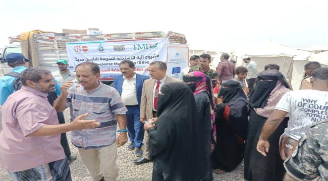 رئيس مجلس المستقبل الجنوبي بالعاصمة عدن يتفقد أحوال النازحين القادمين من المخا وباب المندب