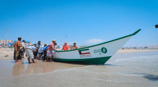 حضرموت.. جمعية العون المباشر الكويتية تدشن توزيع قوارب الصيد 