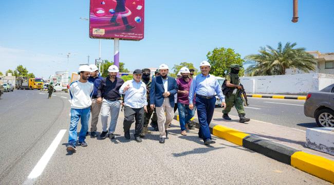 محافظ العاصمة عدن يتفقد أعمال تعزيز السلامة المرورية في طريق المطار