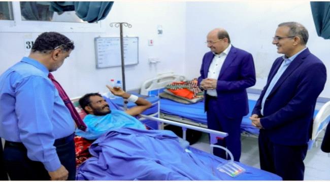 رئيس الوزراء يتفقد أوضاع الجرحى الابطال في مستشفى عبود العسكري بعدن ويؤكد ان تضحياتهم لن تذهب هدرا