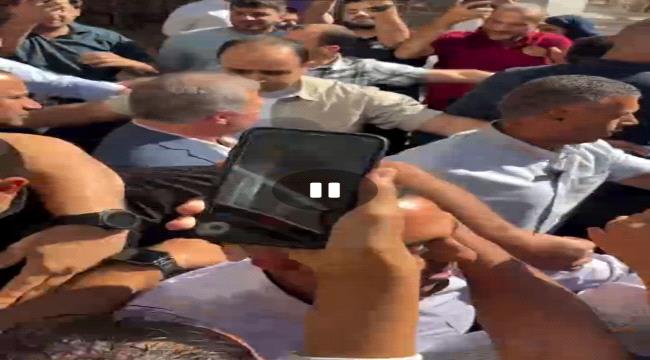 الملك عبدالله مع الأميرة إيمان وزوجها في أحد المطاعم يشعل مواقع التواص ...